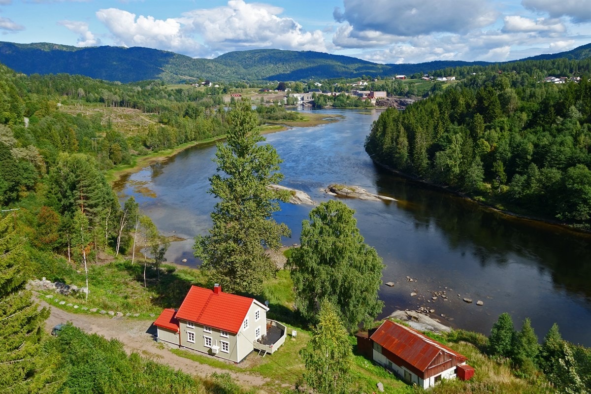 PRIVATmegleren Drammen ved John Granly Steen har gleden av å presentere denne utrolige perlen beliggende ved Numedalslågen. Eiendommen bestående av betydelig oppusset enebolig over 2 plan. 300 meter vannlinje til Lågen. Tomt 83,5 mål. Rett til laksefiske. Galleribilde