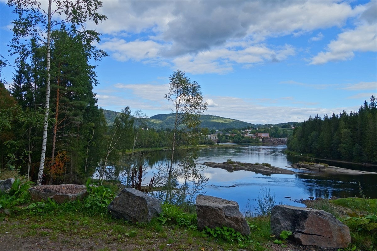 Vakker utsikt til Numedalslågen. Her ser man laksen hoppe fra terrassen. Galleribilde