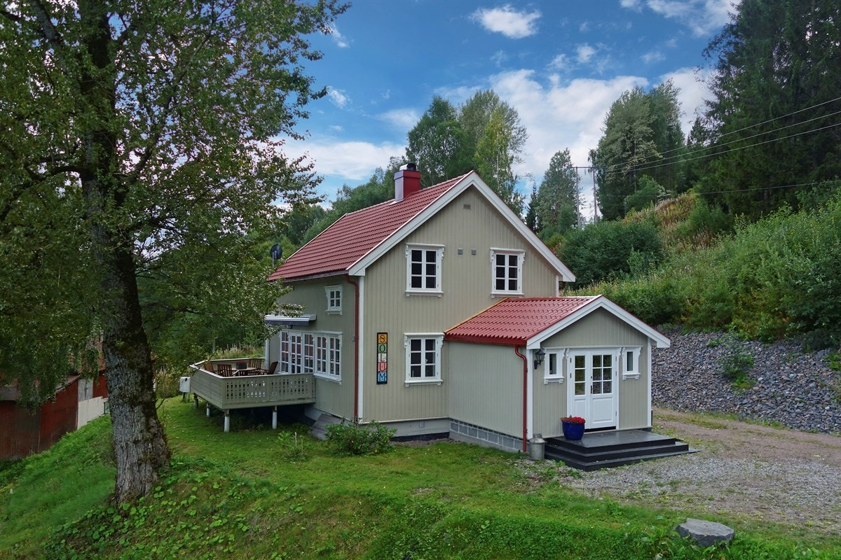 Boligen/våningshuset er totaloppusset både innvendig og utvendig i 2007/2008. Bl. a med isolering, ny panel, nytt tak, nye vinduer, nytt bad, alt VVS-utsyr, samtlige dører, nytt elektrisk anlegg, nybygget terrasse. Opplysninger er gitt av eier. Galleribilde