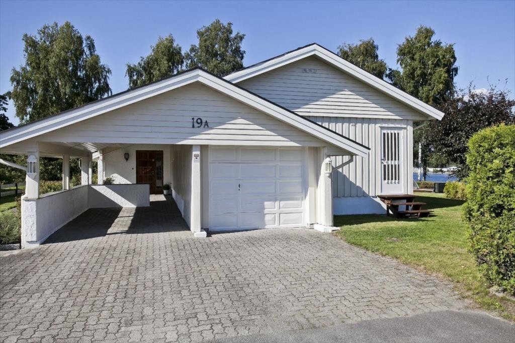 Praktisk inngangsparti - direkte inngang til boligen fra carport Galleribilde