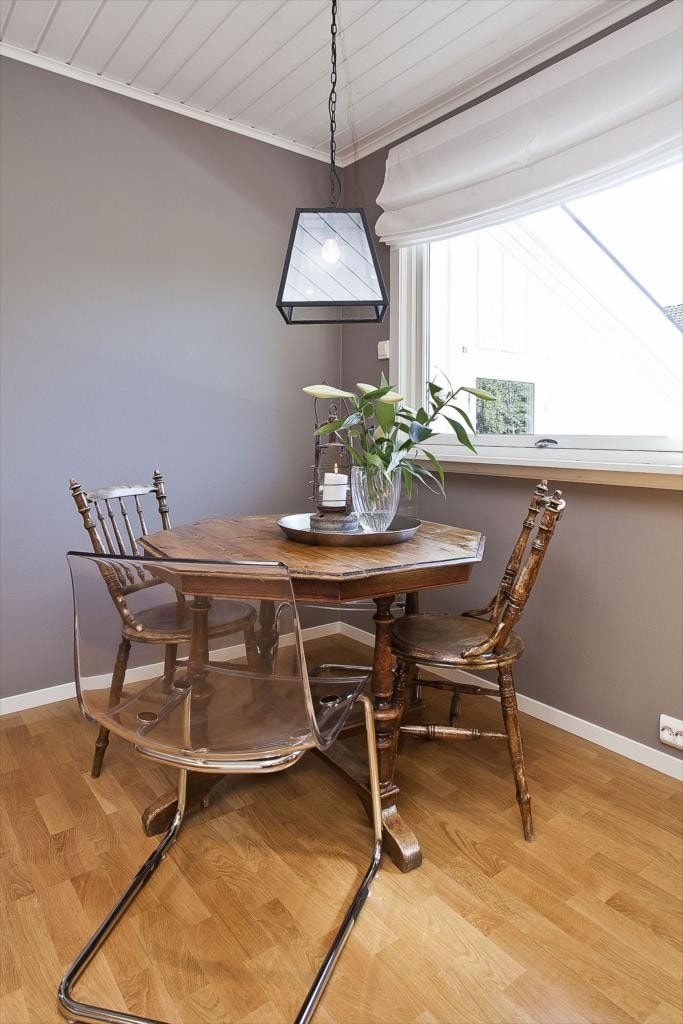 God plass til spisebord og stoler på kjøkkenet Galleribilde