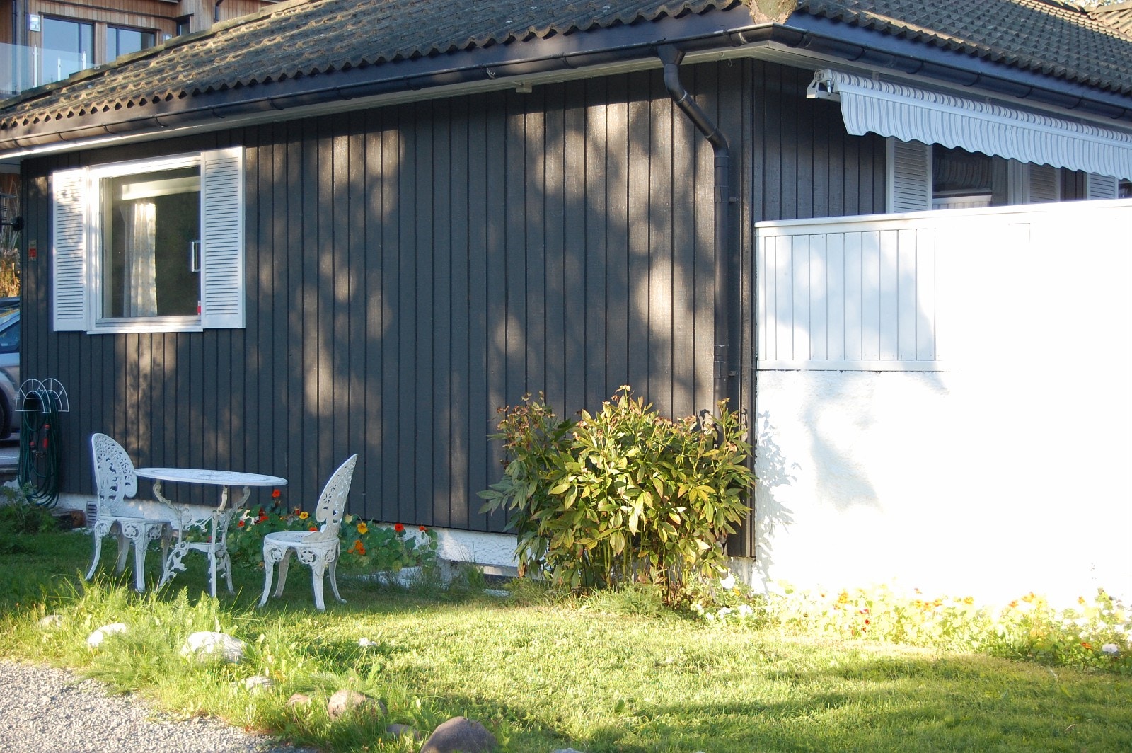Uteareal ved innkjørsel som disponeres av leietaker. Stolene og bord er kun til illustrasjon. Per idag så er det lagringsplass her i forbindelse med pågående arbeid. Galleribilde