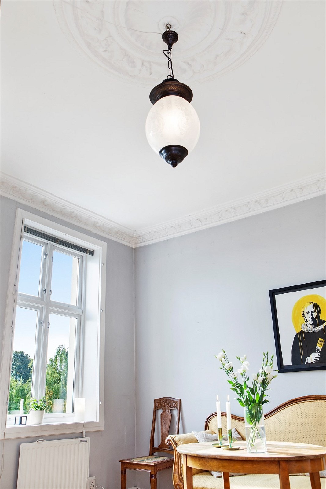 Meget god takhøyde med rosett og stukkatur. Galleribilde