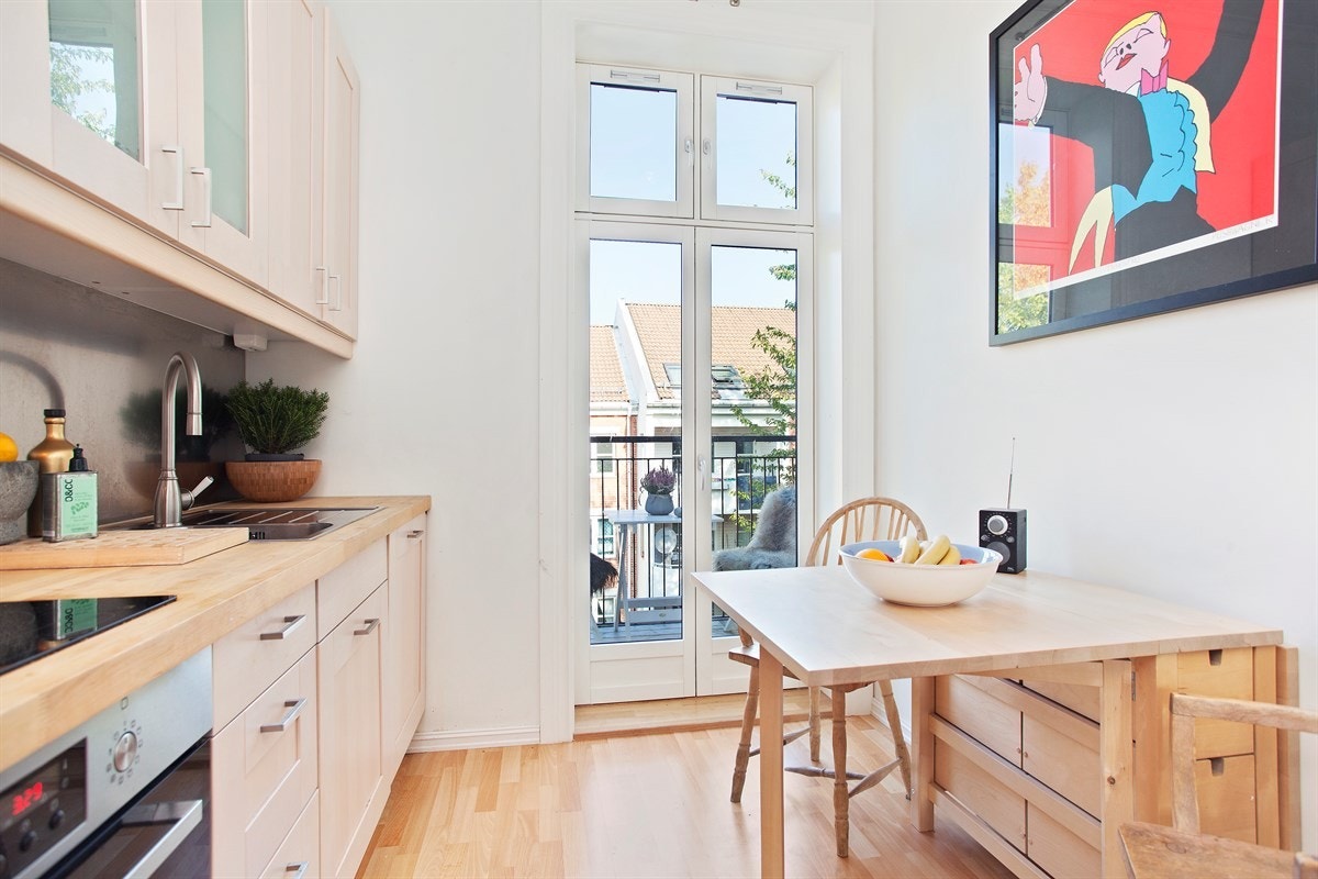 Lekkert kjøkken med utgang til balkong mot bakgård. Galleribilde