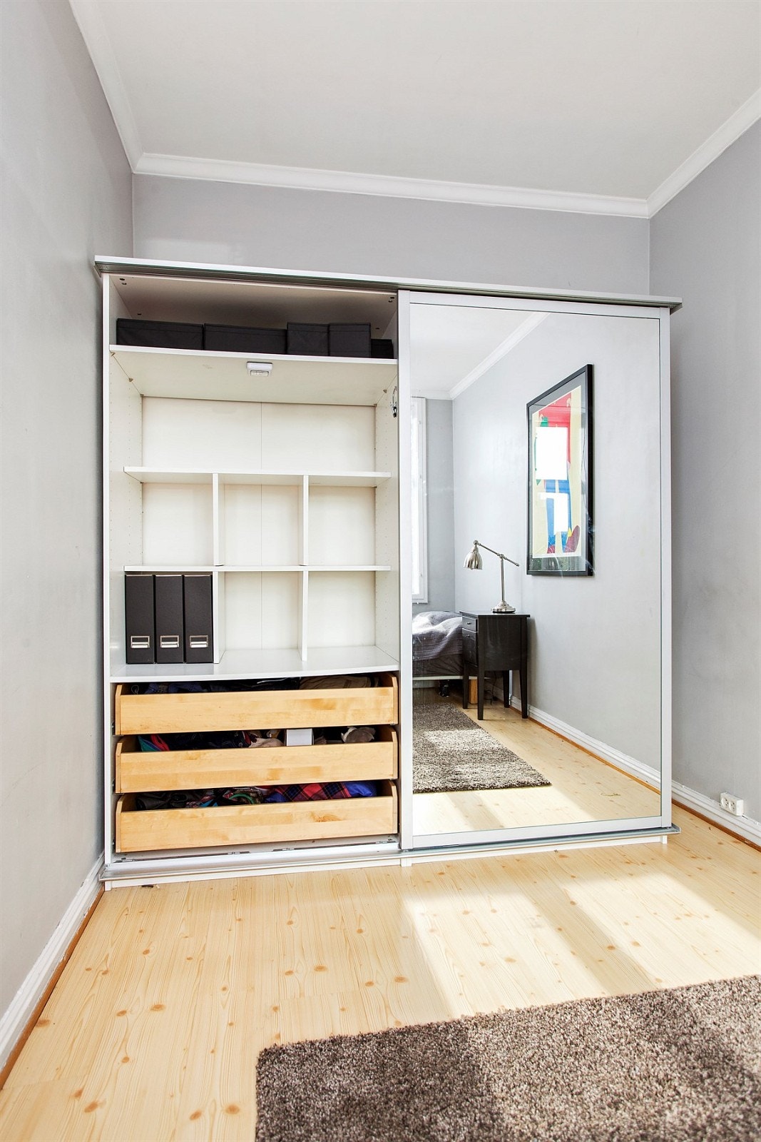 Stor garderobeinnredning på hovedsoverommet. Galleribilde