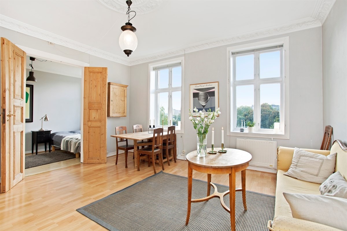 Adkomst fra stuen og inn i hovedsoverommet er gjennom en klassisk fløydør. Galleribilde