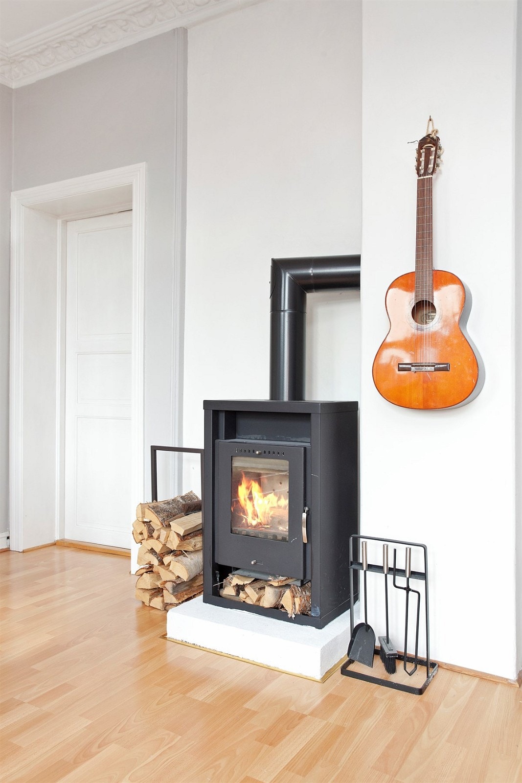 I stuen er det montert peisovn. Galleribilde