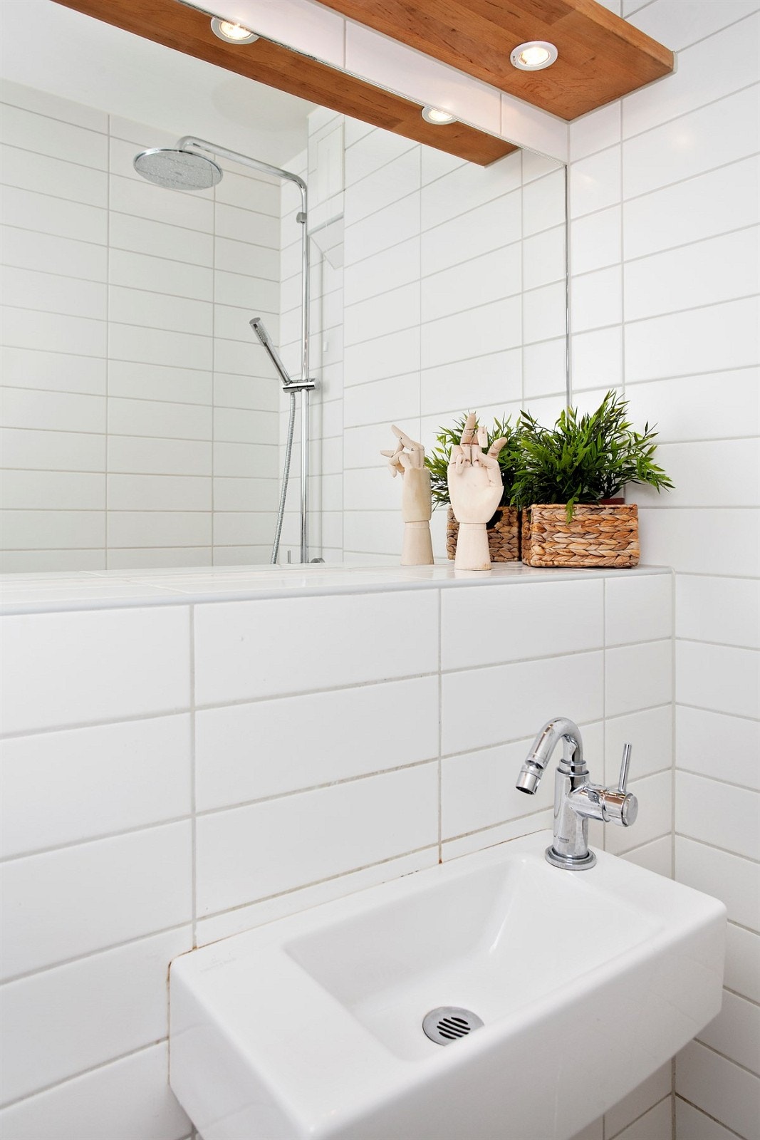 Lekkert baderom med innmurt stort speil. Galleribilde