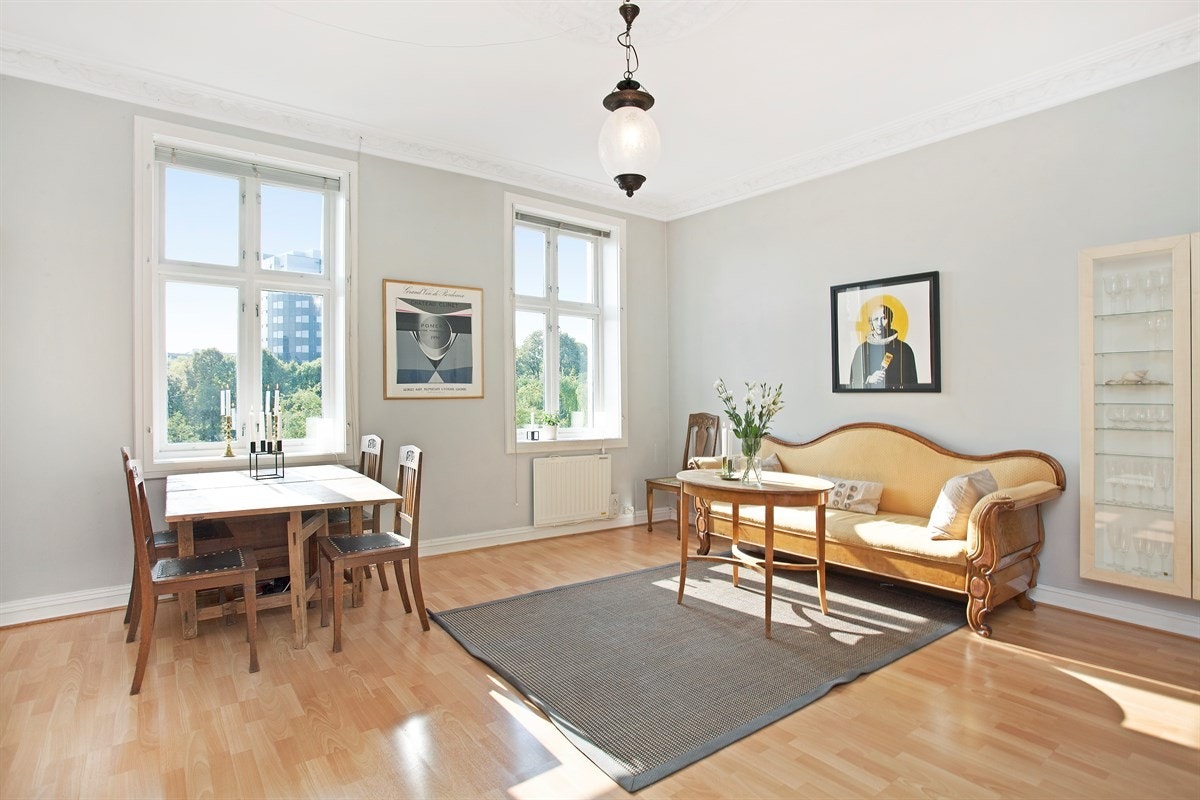 God plass til både sofagruppe og spisebord i stuen. Galleribilde