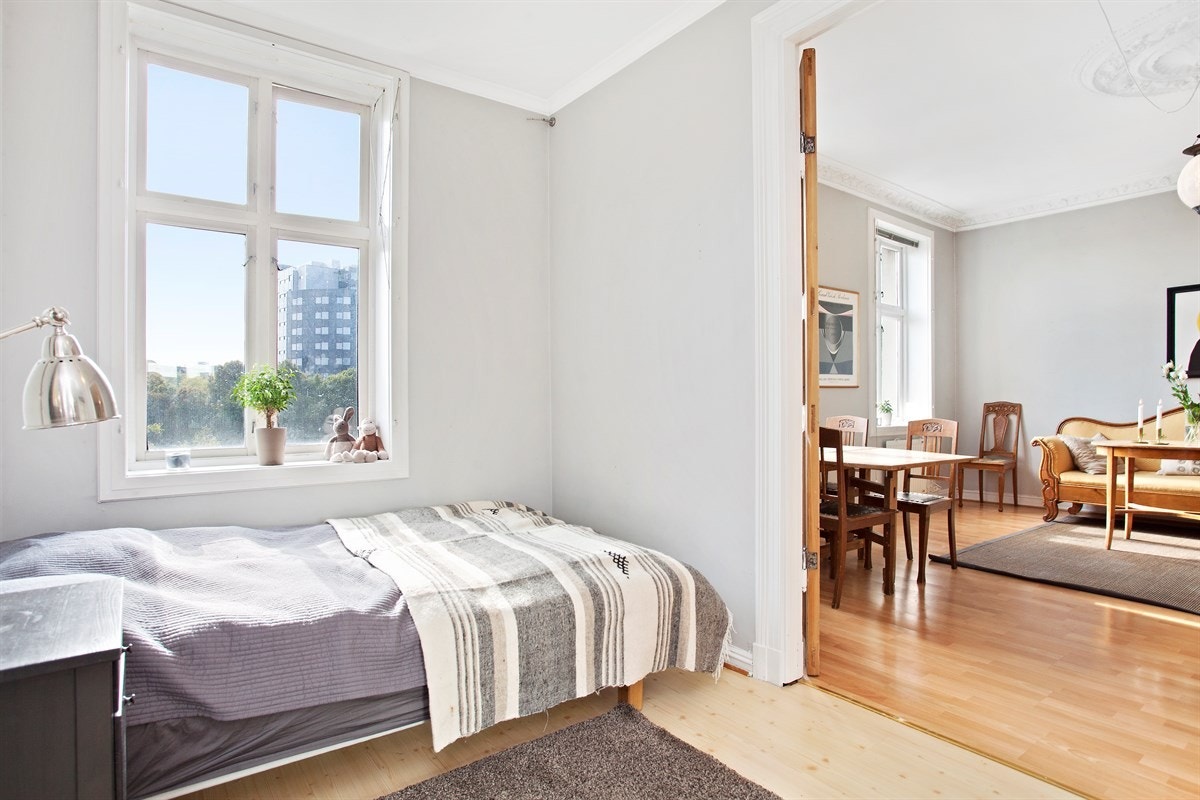 Hovedsoverom sett gjennom fløydør mot stuen. Galleribilde