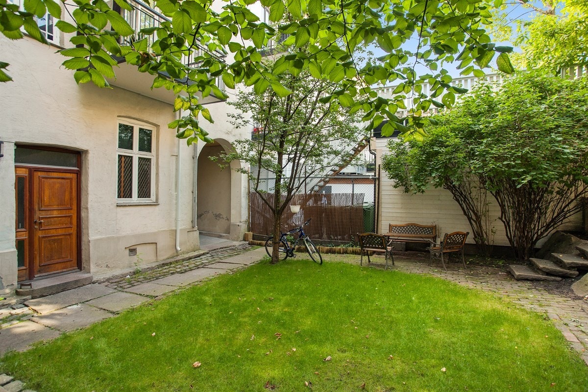 Hyggelig bakgård med sittegruppe og plen. Galleribilde