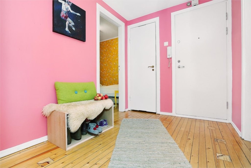 Romslig gang med inngang til bod/kott. Skyvedørsgarderobe Galleribilde