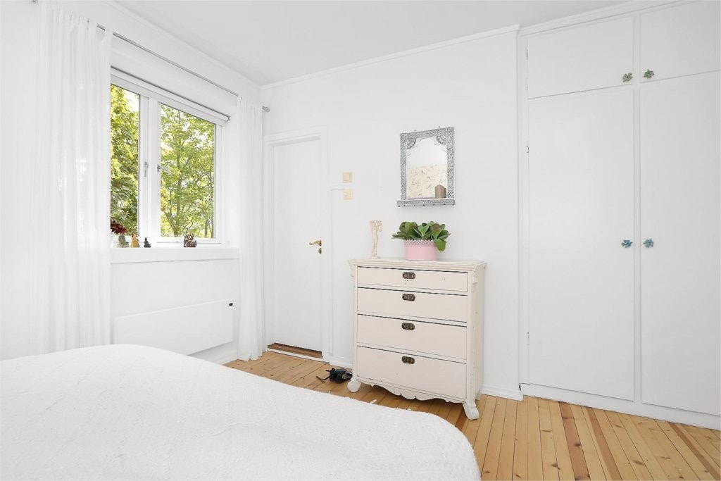 Integrert garderobeskap og inngang til bad Galleribilde