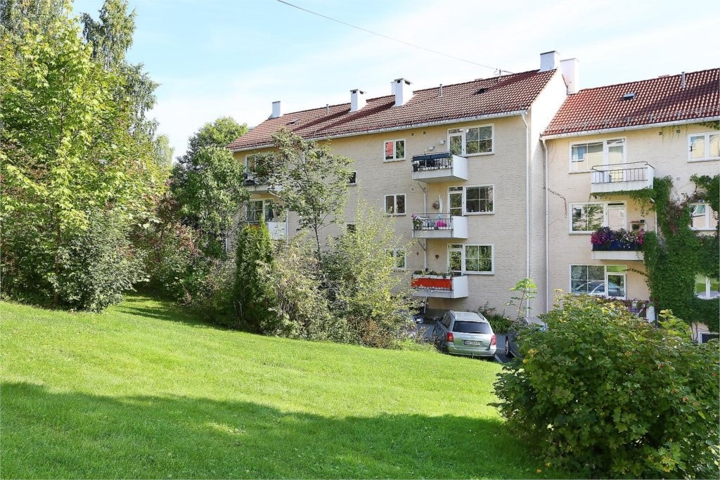 Boliggården er bygget i 1950 og er tegnet av den annerkjente arkitekten Erling Viksjø Galleribilde