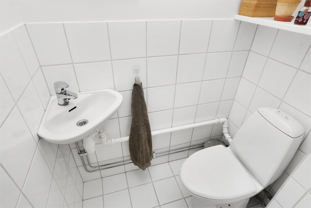 Separat toalett med WC og servant. Varmekabler i gulv. Galleribilde