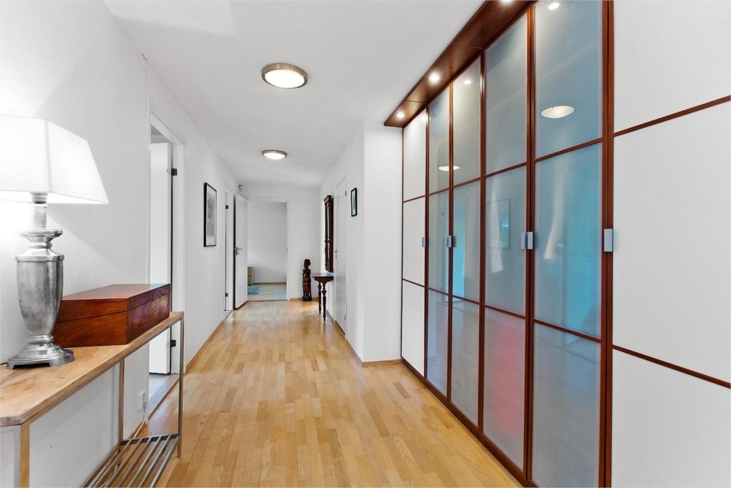 Stor og romslig entré, meget romslig garderobe med innfelt downlights. Parkett på gulv samt malte flater på vegg og himling. Galleribilde