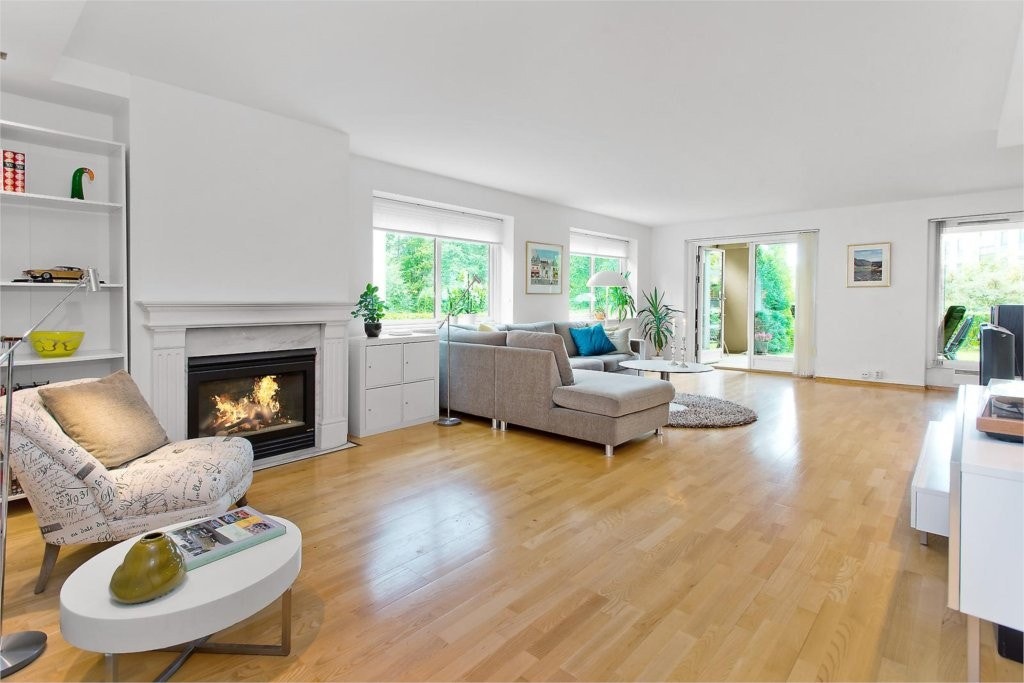 Elegant og tiltalende stue med gasspeis montert på sameiets anlegg. God plass i stuen til stor sofaseksjon samt annen sittegruppe i tillegg til spisebord ved kjøkken. Nedfelt spotkasse med moderne downlights. Galleribilde