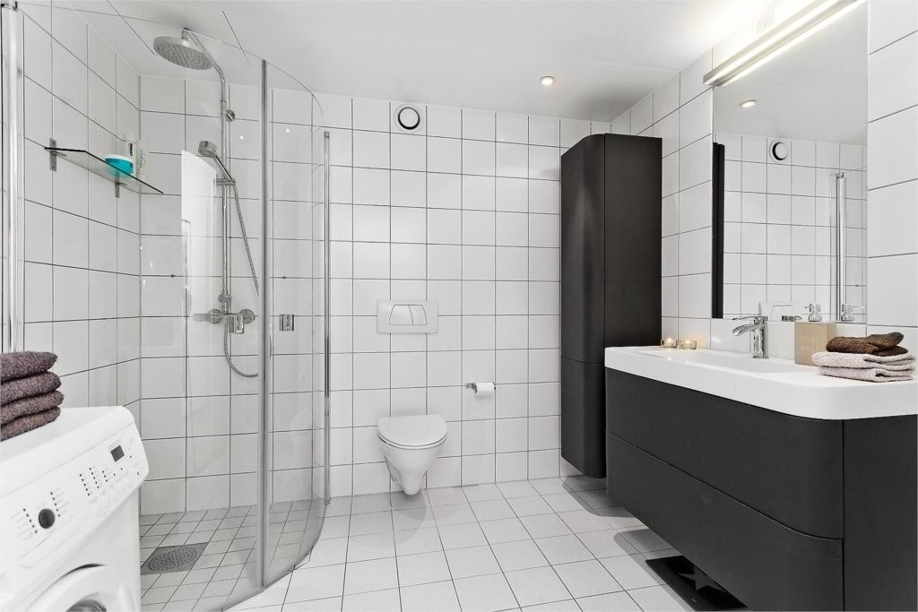 Delikat og pent flislagt baderom med gulvvarme. Vegghengt toalett med skjult sisterne. Håndvask med underskap. Opplegg til vaskemaskin. Eier har oppgradert baderom med ny innredning og dusjvegger fra Comfort. Galleribilde