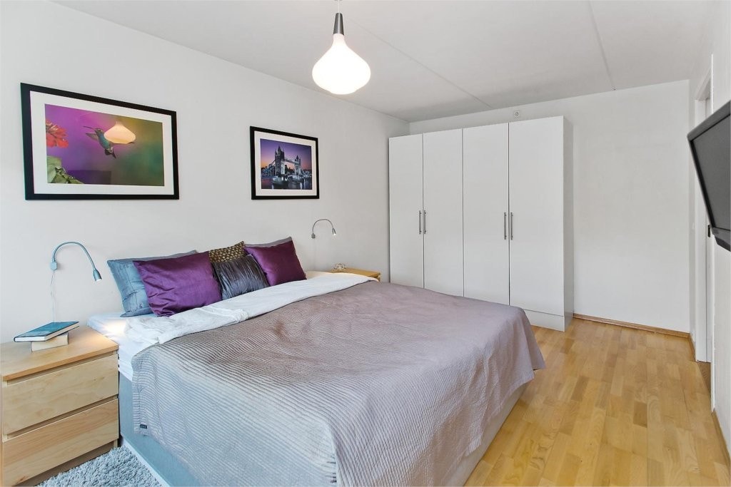 Hovedsoverom med plass til dobbeltseng og store romslige garderobeskap Galleribilde