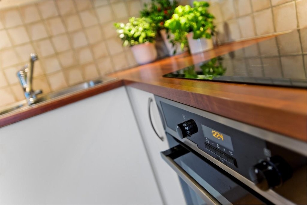 Kjøkken induksjonstopp og integrert ovn Galleribilde