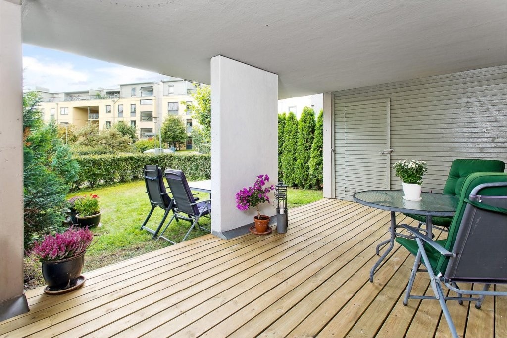 Delikat og praktisk markterrasse med tilgang til hage Galleribilde