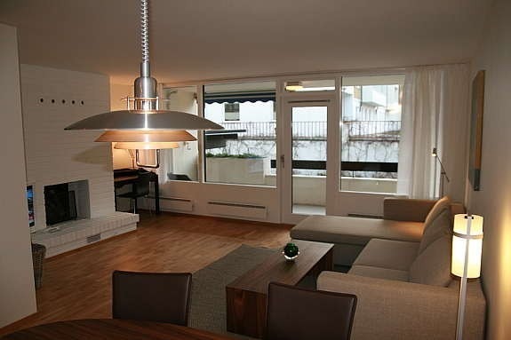 Spiseplass/stue mot veranda Galleribilde