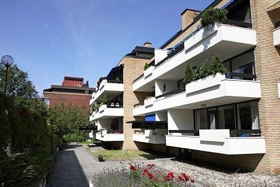 Fasade, midt på bygget i høy 1.etasje Galleribilde