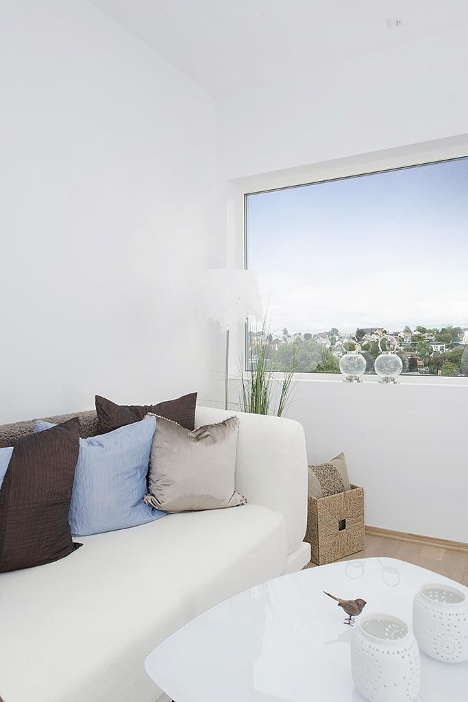 Flott utsikt mot Storhaug og Ryfylkeheiene fra soverom Galleribilde