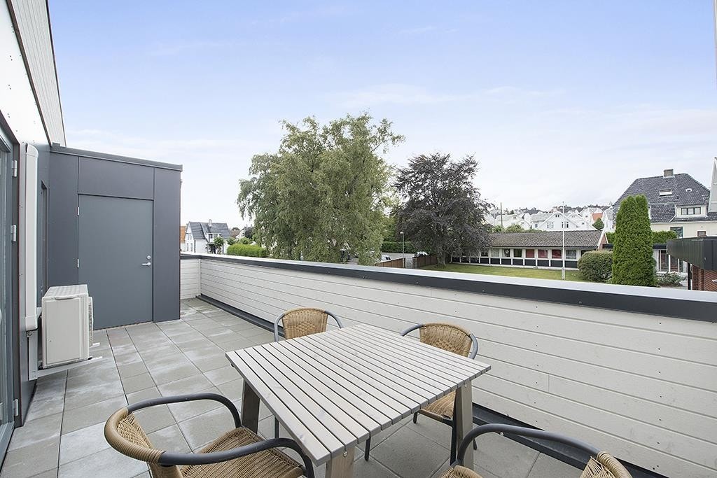 Terrassen ligger mot vest og har utmerket solforhold hele dagen og kvelden. Galleribilde