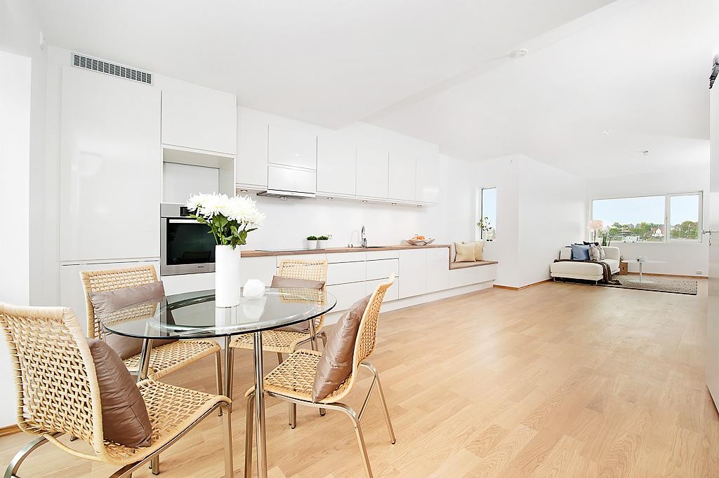 Kjøkken i åpen løsning mot stue Galleribilde