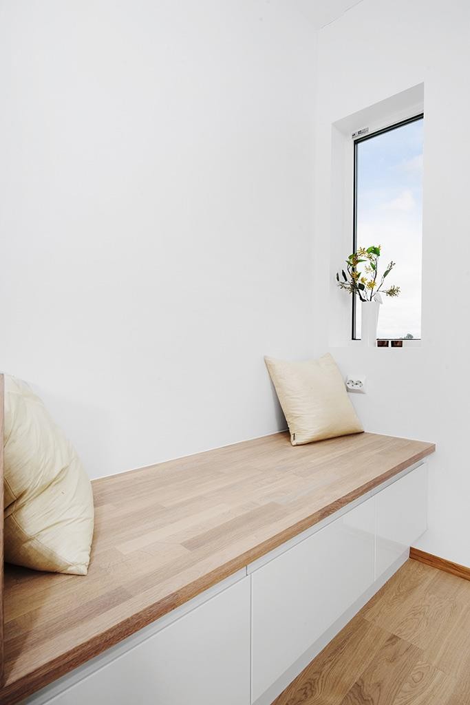 Kjøkkenet har senket benkeplate på deler av innredning. Dette funger fint som en benk ved spisebordet. Galleribilde