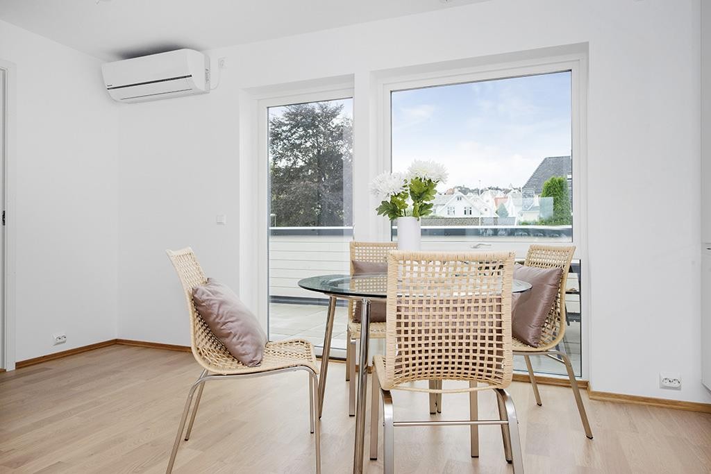 Utgang til vestvendt og solrik terrasse fra kjøkken Galleribilde