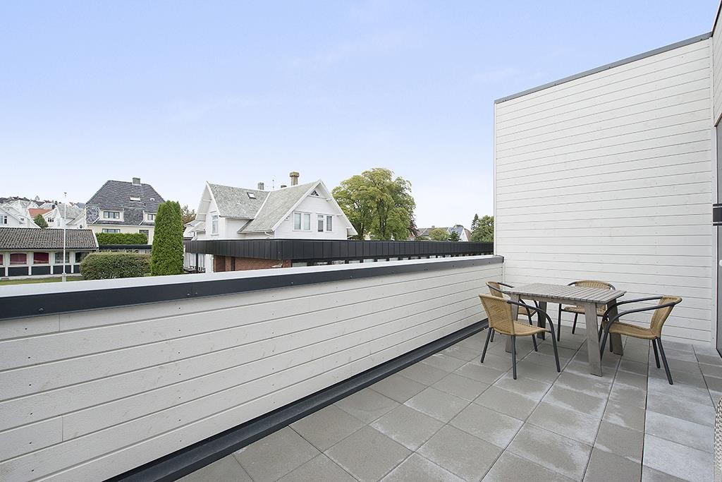 Terrasse på ca 17 kvm med utgang fra stue/kjøkken Galleribilde