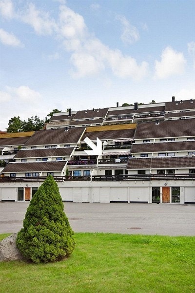 God plass til parkering. Egen garasje rett ved siden av inngangsdøren på baksiden av bygget. Galleribilde