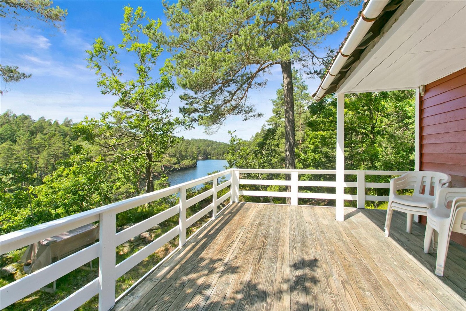 Solrik terrasse med overbygg. Galleribilde