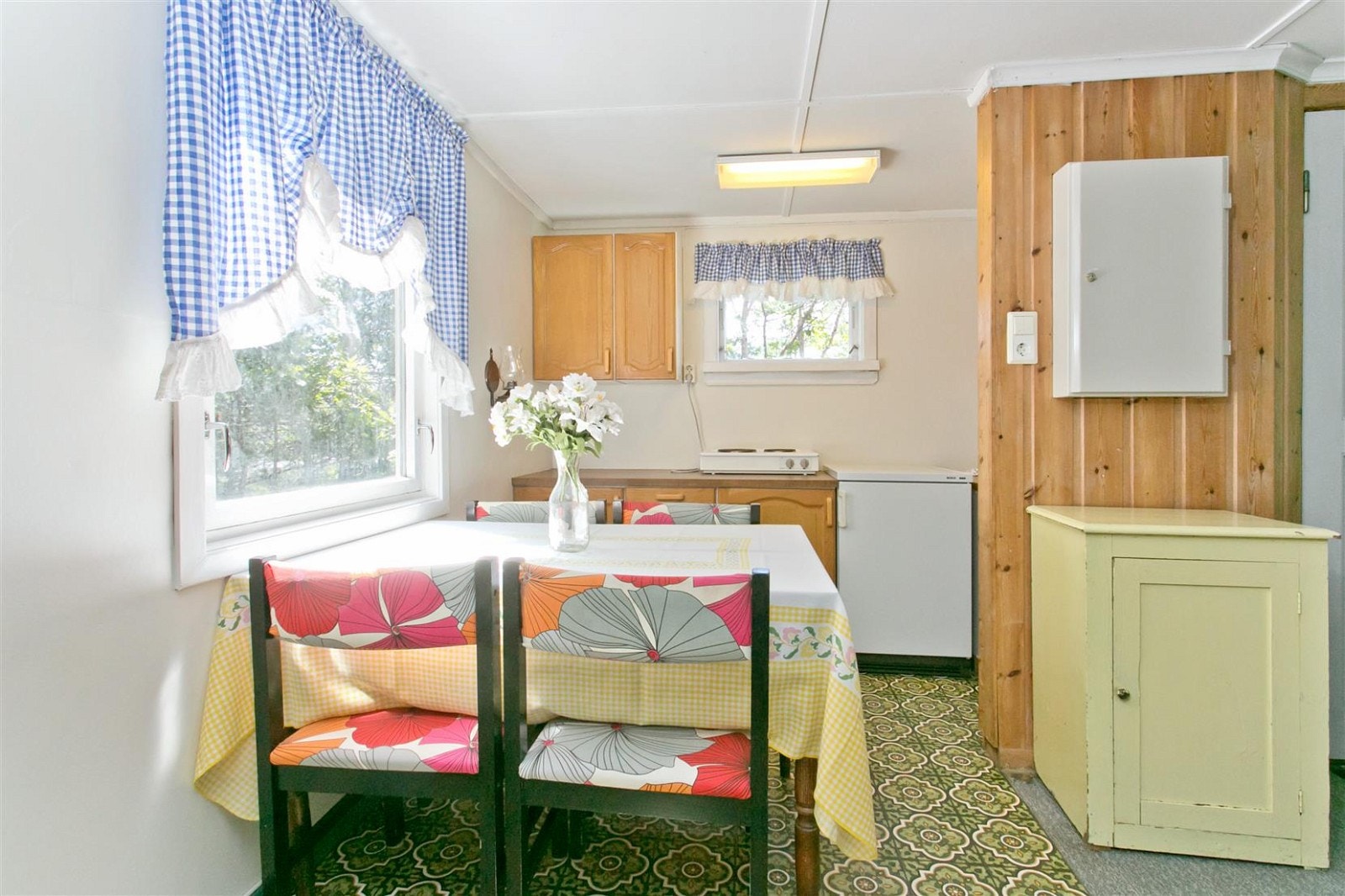 Praktisk kjøkken med tilknytning til spisestuen. Galleribilde