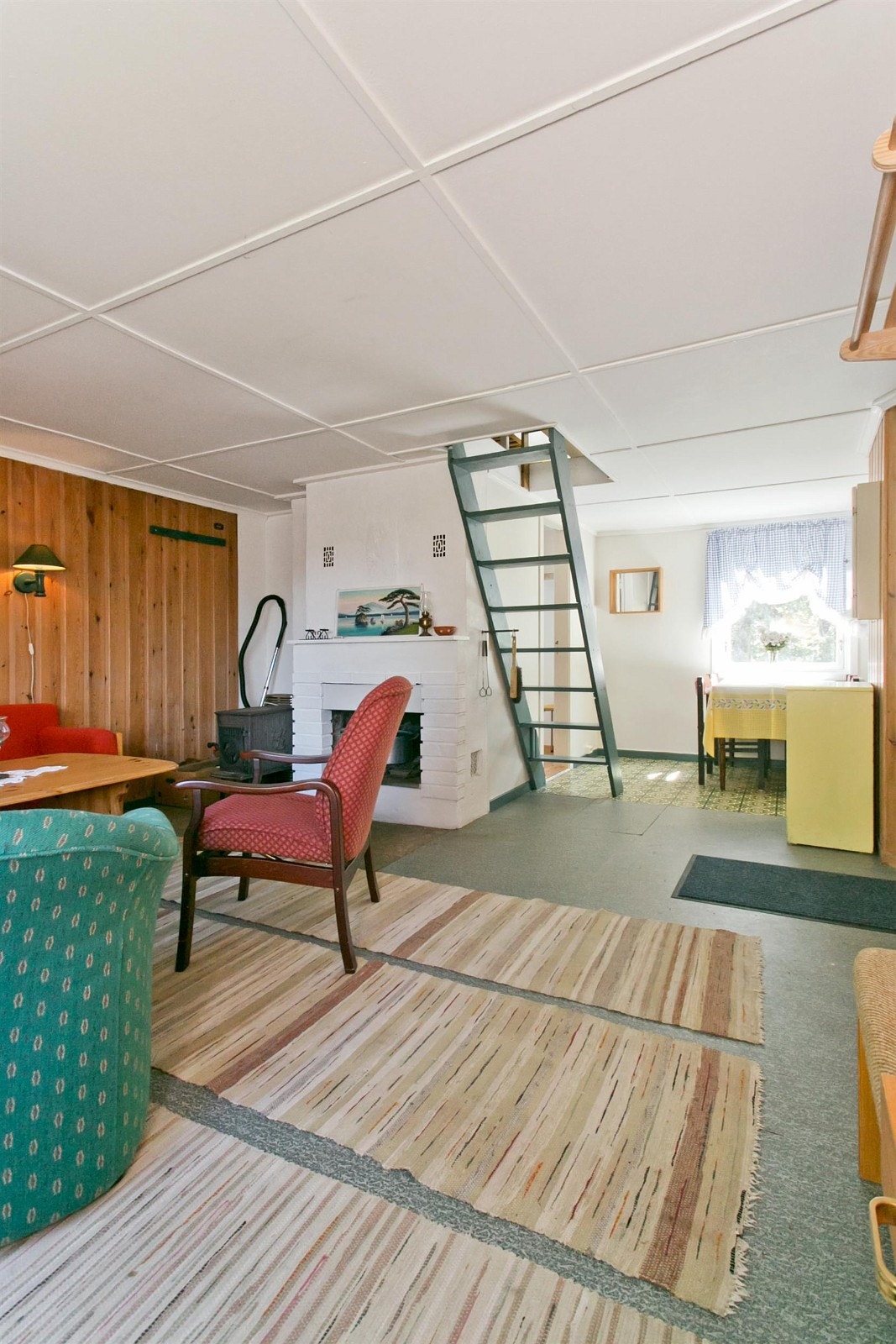 Stuen med spisestue og kjøkken i andre ende. Galleribilde