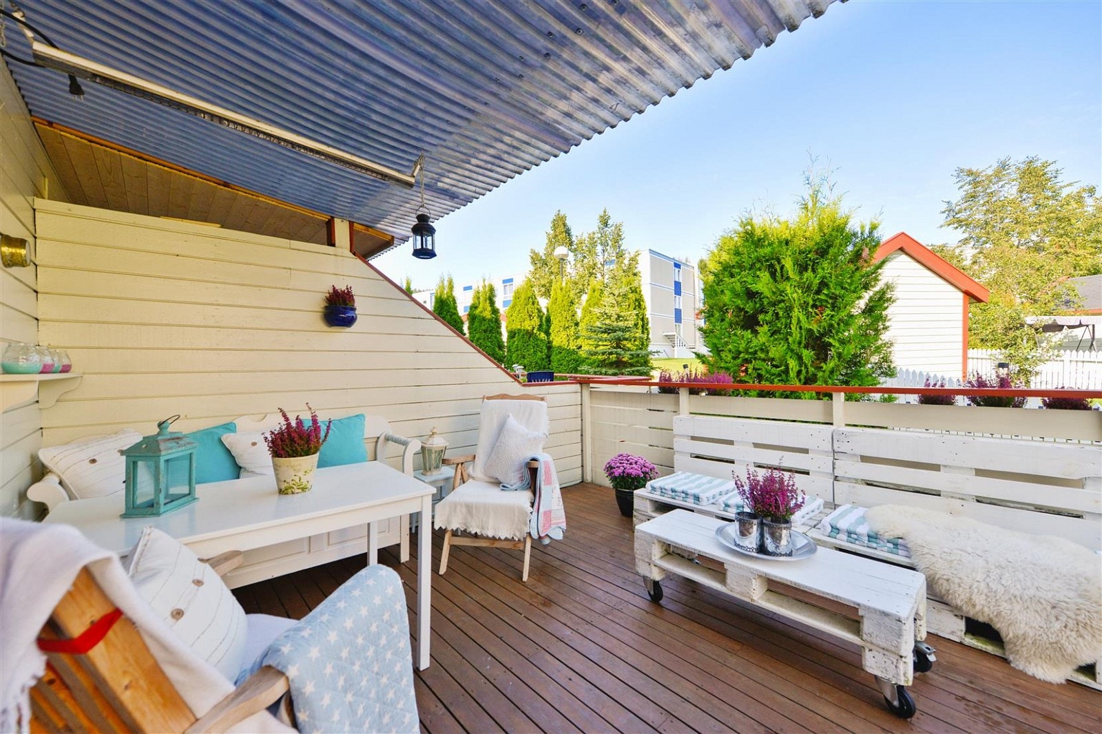 Stor terrasse med ettermiddagsol. Galleribilde