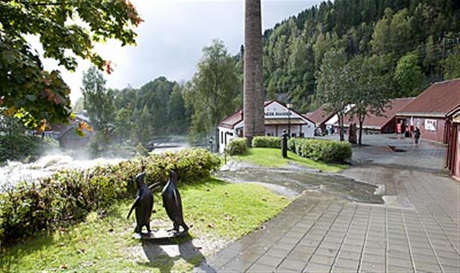 Kort vei til idylliske Bærums Verk handlesenter med butikker og spisesteder. Galleribilde