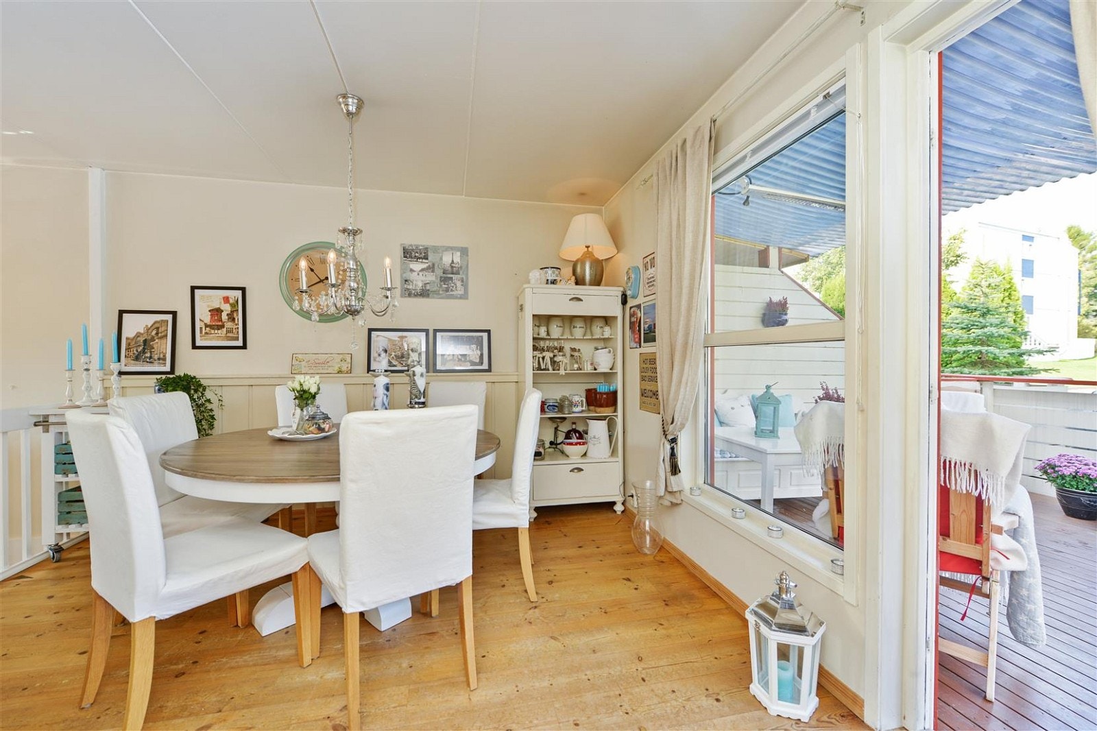 I stuen er det god plass til spisebord mot kjøkkenet. Her er det utgang til stor terrasse på ca. 22 kvm. Galleribilde