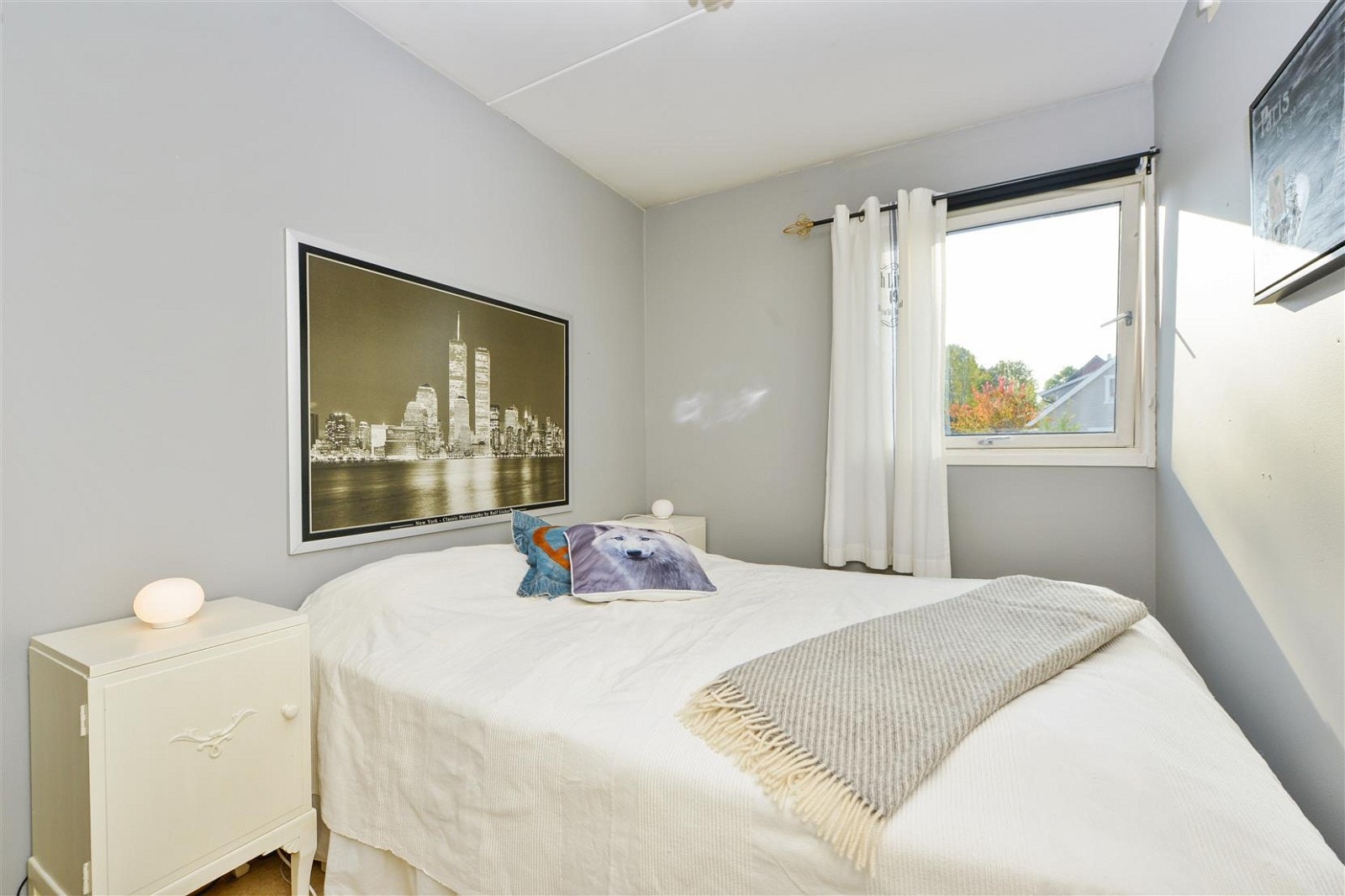 Lyst og meget hyggelig hovedsoverom i 1.etg med god plass til dobbeltseng. Vinduet vender mot hagen og det er ingen innsyn. Galleribilde