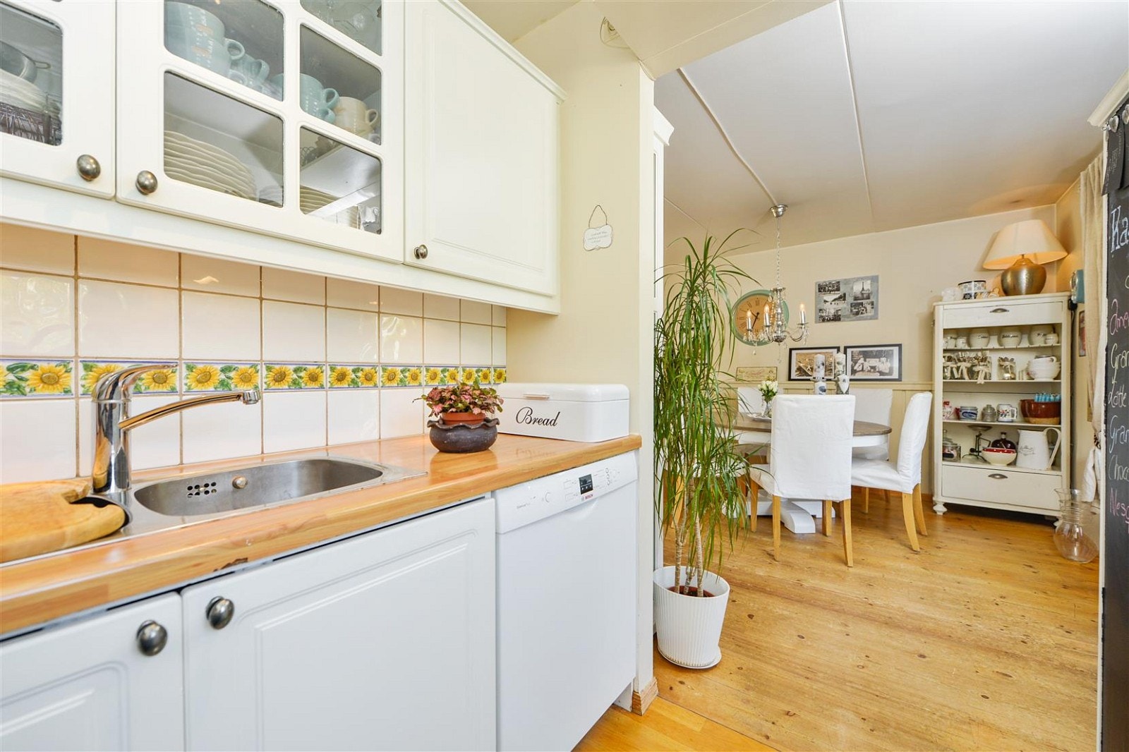 Fra kjøkkenet mot spisestuedelen. Galleribilde