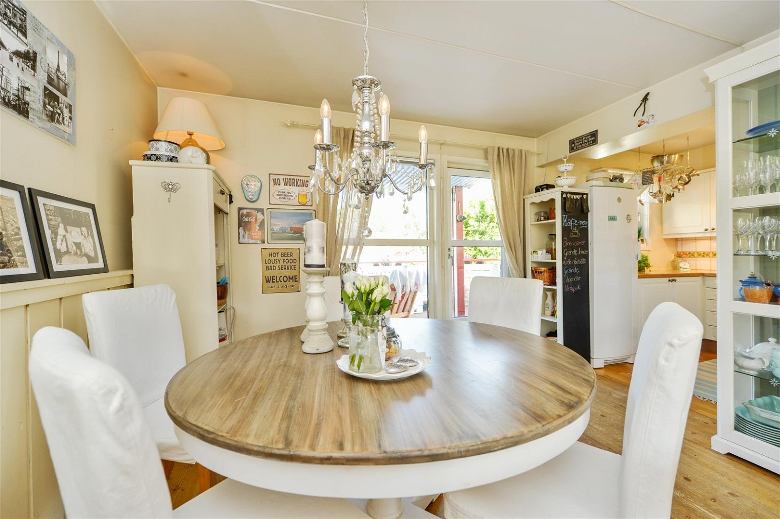 Spisestuen med gode lysforhold og enkel tilgang til kjøkkenet. Galleribilde