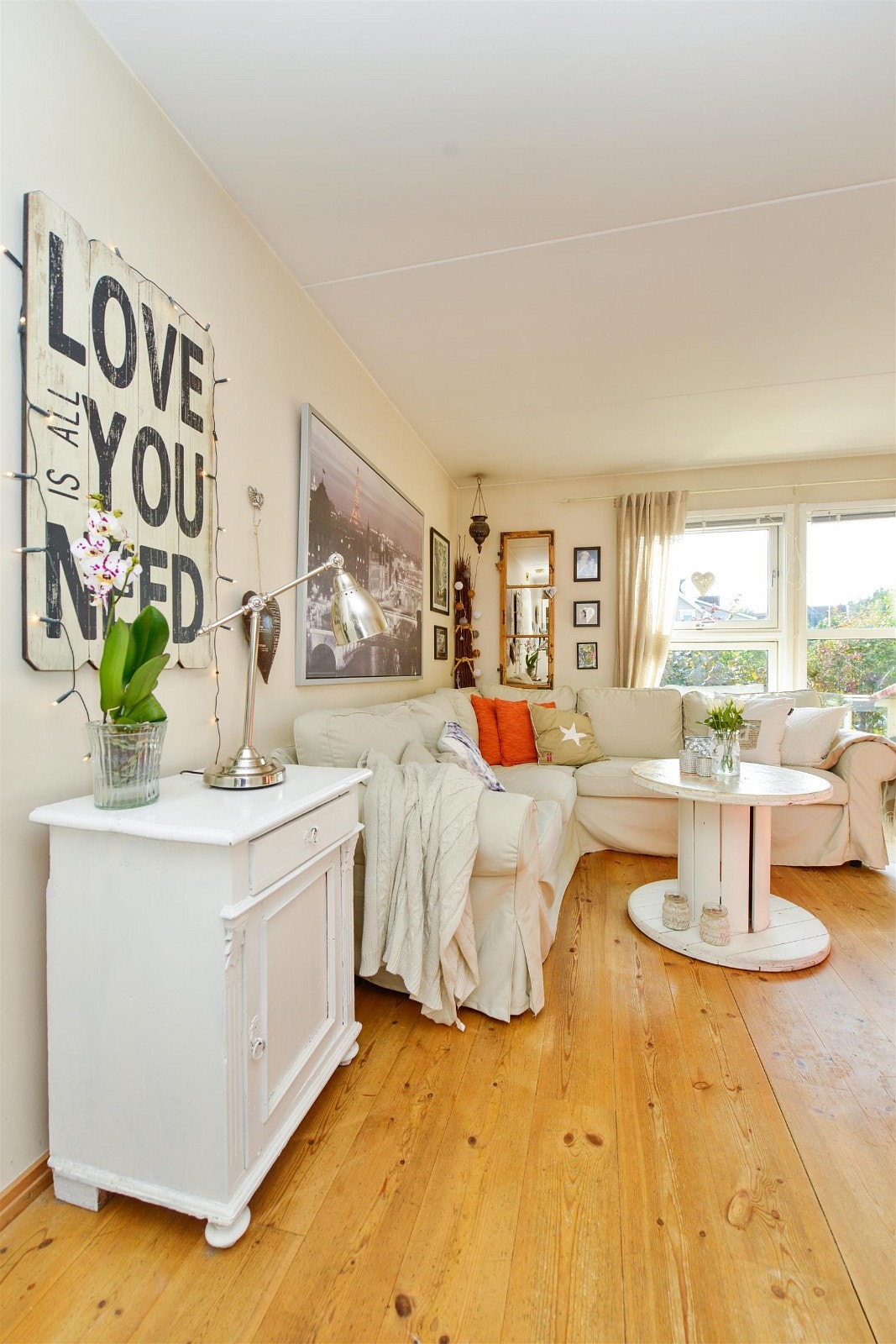 Det er gode lysforhold med vinduer på hver side. Galleribilde