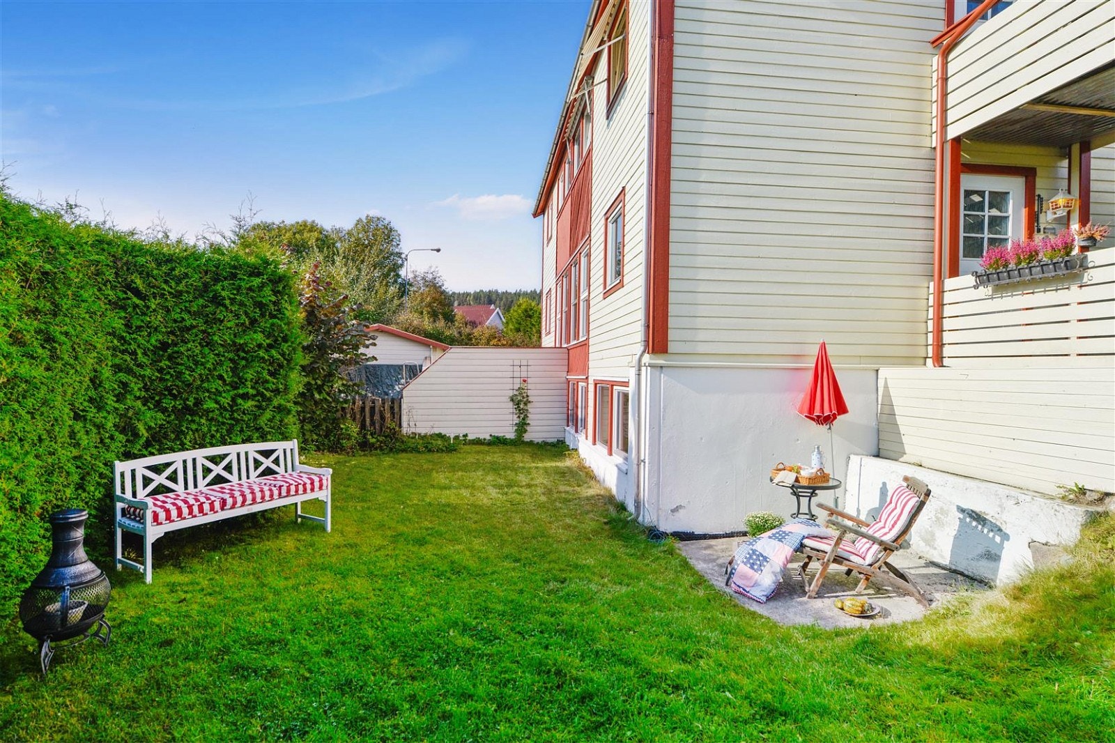Naturlig bruksrett til skjermet hage med formiddagssol. Her er det god plass til sittegruppe, trampoline, basseng m.m. Galleribilde