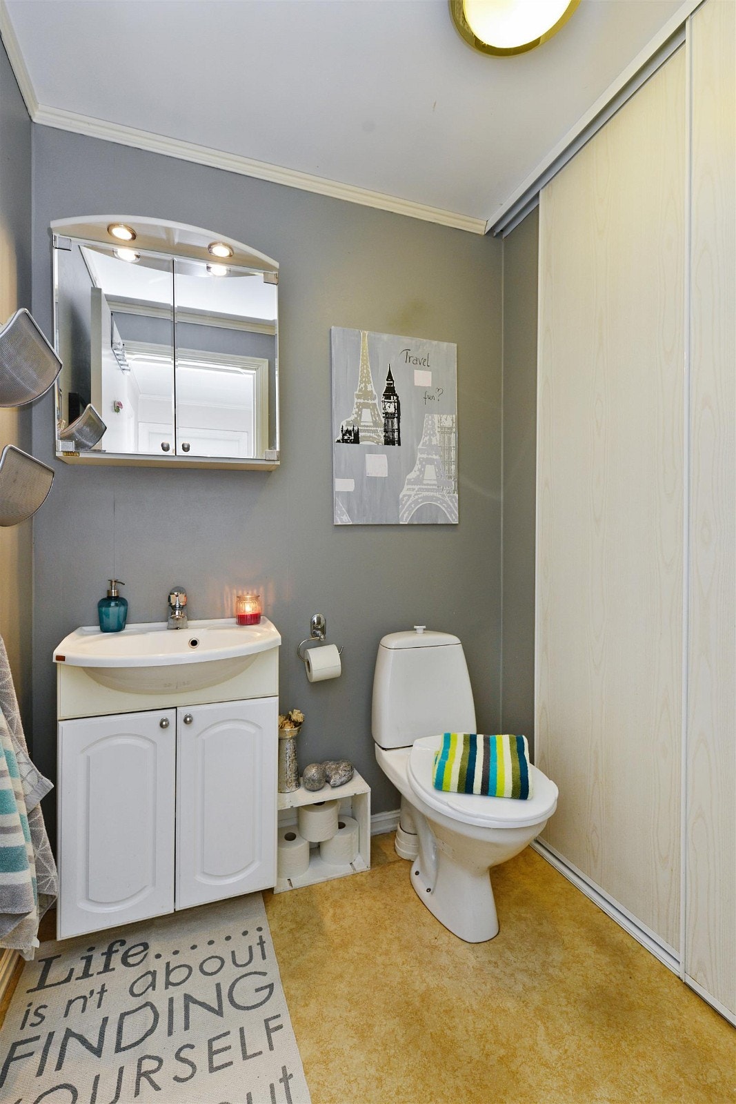 Praktisk med separat toalett i 1.etasjen med garderobe. Her er det servant med skapinnredning, speil og wc. Galleribilde