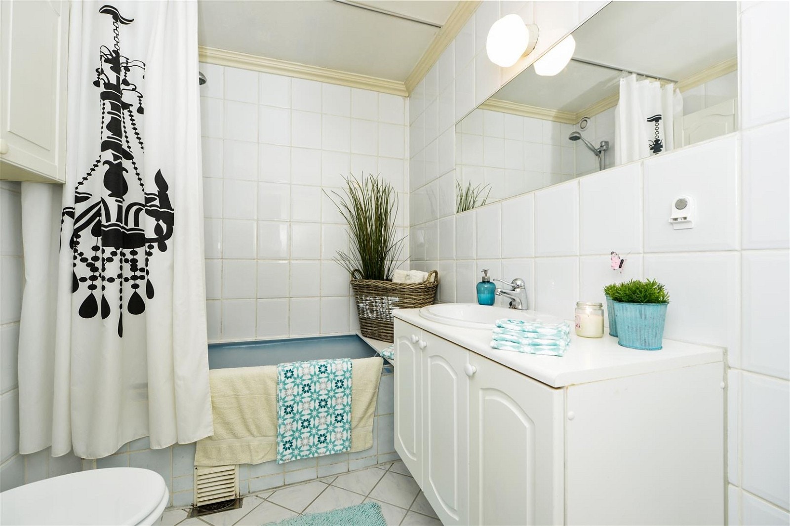 Flislagt baderom i underetasjen med godt med skapplass, speil, badekar med dusj og wc. Det er opplegg for vaskemaskin. Galleribilde