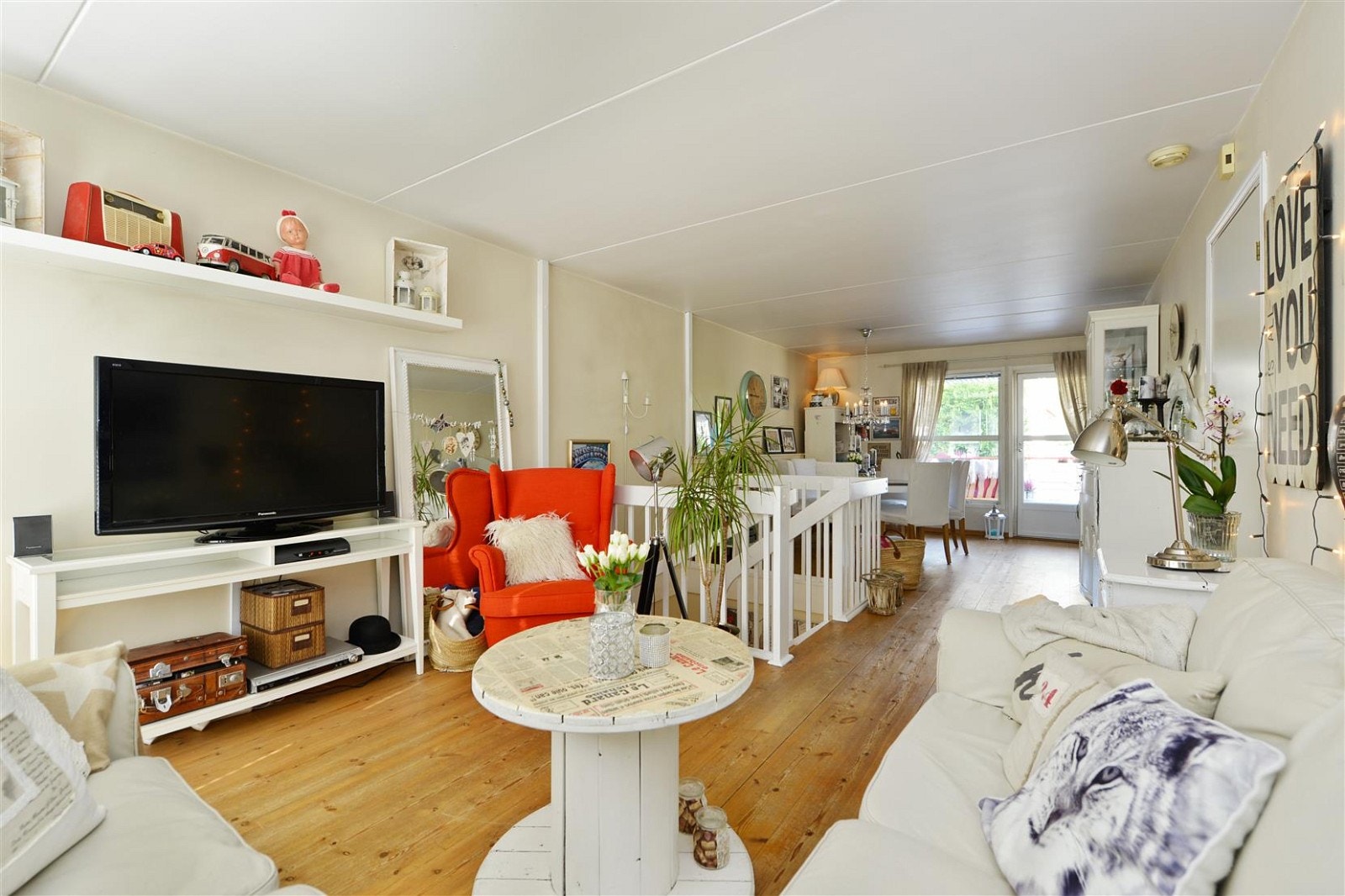 Lys og hyggelig stue med furugulv og god plass til sittegruppe, tv-seksjon og spisebord. Galleribilde