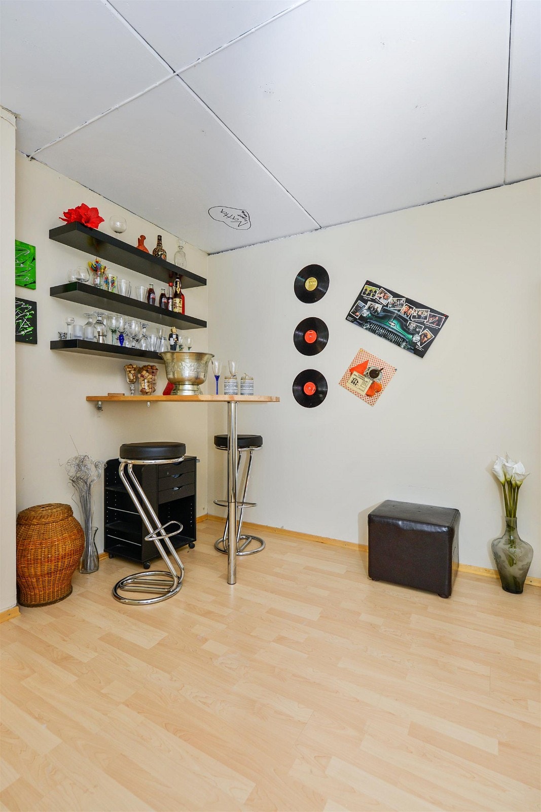 Hobbyrom/disponibelt rom i underetasjen. Et fint rom for barna i familien som lekerom, tv-stue (tv-uttak) m.m Galleribilde