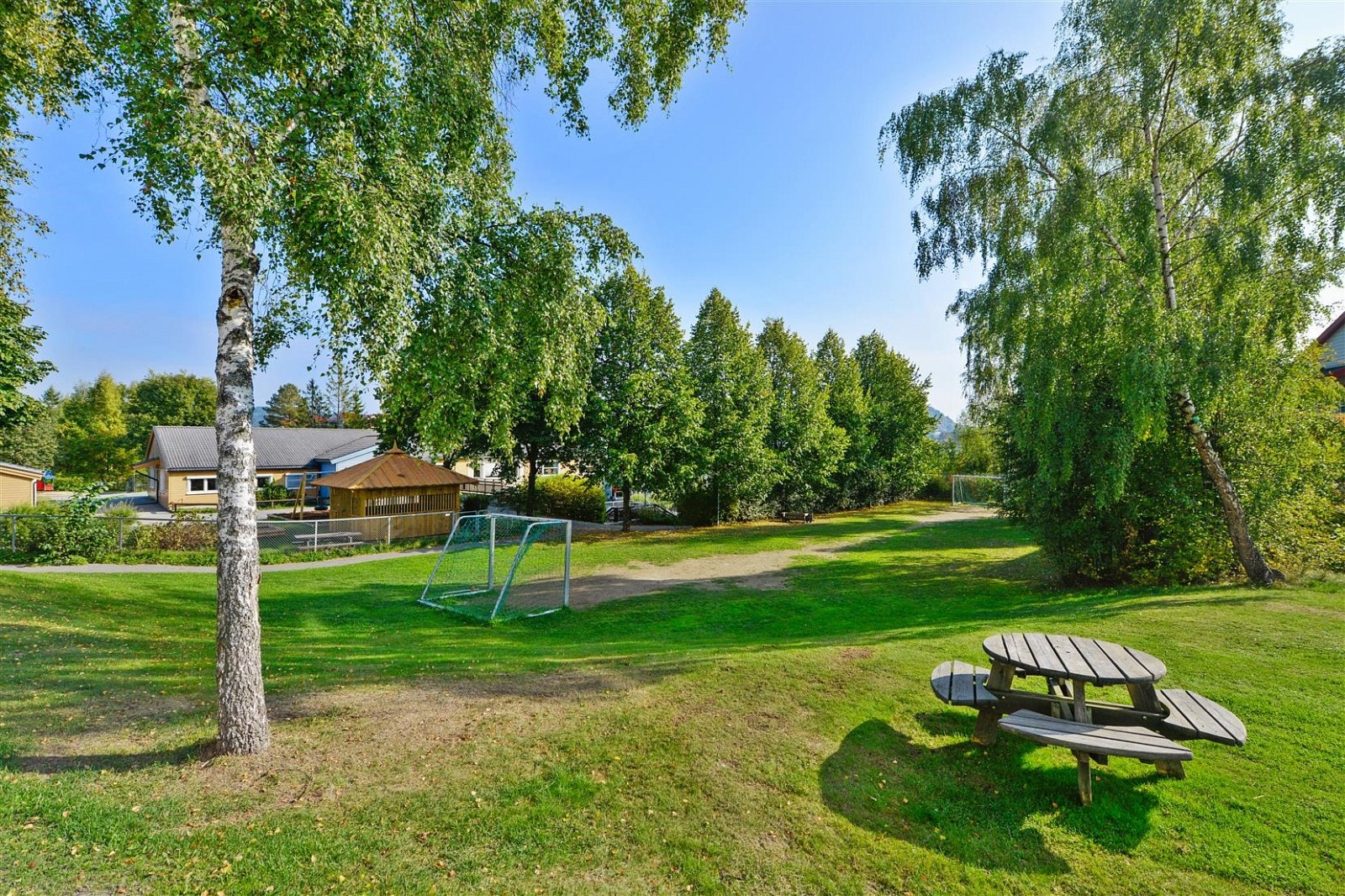 Grønne og flott fellesområder med fotballbane, lekeapparater og sittegrupper. Umiddelbar nærhet til marka med fantastiske turområder. Galleribilde